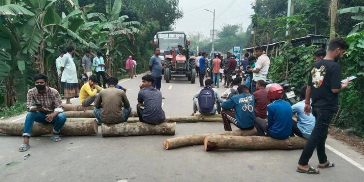 জ্বালানি তেল না পেয়ে চালকদের সড়ক অবরোধ