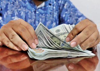 ব্যাংকে ডলারের মজুত কমেছে: রেমিট্যান্সের রেকর্ড সত্ত্বেও আমদানির চাপে বৈদেশিক মুদ্রার বাজার