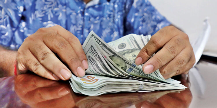 ব্যাংকে ডলারের মজুত কমেছে: রেমিট্যান্সের রেকর্ড সত্ত্বেও আমদানির চাপে বৈদেশিক মুদ্রার বাজার