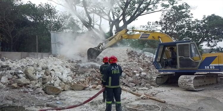 সোনারগাঁয়ে ৫ চুনা কারখানা গুড়িয়ে দিল প্রশাসন