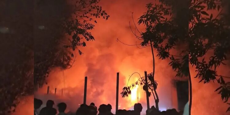 কিশোরগঞ্জে তুলার গুদামে অগ্নিকাণ্ড