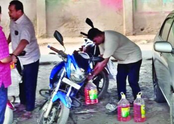 কুমিল্লায় পাম্প থেকে তেল নিচ্ছে কিশোর গ্যাং বিক্রি খোলাবাজারে