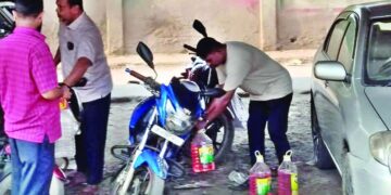 কুমিল্লায় পাম্প থেকে তেল নিচ্ছে কিশোর গ্যাং বিক্রি খোলাবাজারে