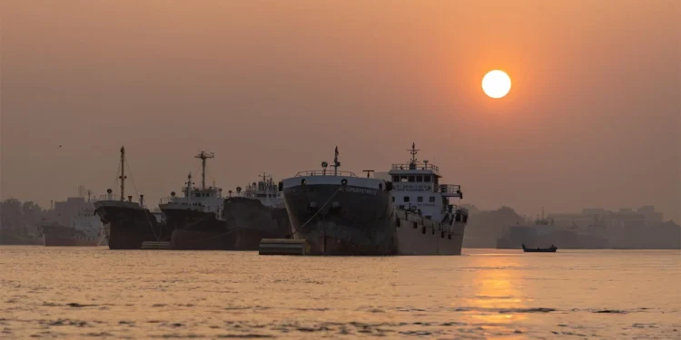 ৫ মে চট্টগ্রাম পৌঁছবে ১ লাখ টন অপরিশোধিত তেল: কর্মকর্তা