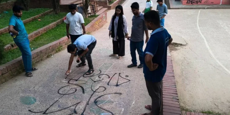 জাবির সড়ক ও দেয়ালে ‘গুপ্ত’ গ্রাফিতি অঙ্কন