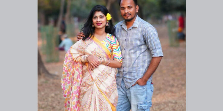 অনশনরত যুবকের হাত ধরে ঘরে ফিরলো সেই যুবতী