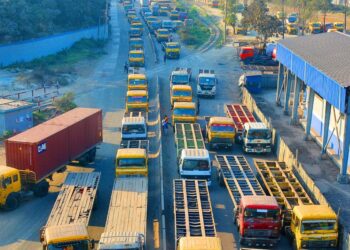 জ্বালানি সংকটে থমকে গেছে পরিবহন খাত: ট্রিপ কমেছে ৫০ শতাংশ পর্যন্ত