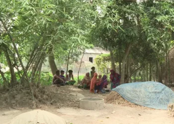 গ্রামে ১০ থেকে ১৫ ঘণ্টা বিদ্যুৎ থাকে না, অতিষ্ঠ মানুষ