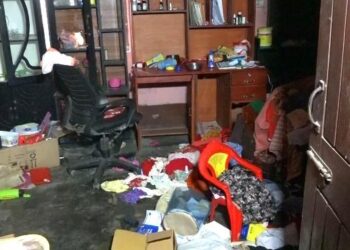 ডোমারে মামলার ভয় দেখিয়ে পাড়া ডাকাতি