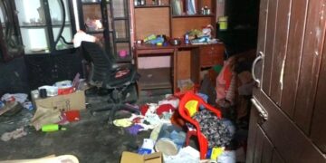 ডোমারে মামলার ভয় দেখিয়ে পাড়া ডাকাতি