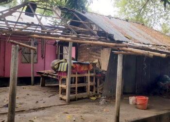 ঘরের টিন খুলে নিলো পাওনাদার, পা জড়িয়ে ধরে ও রক্ষা মেলেনি