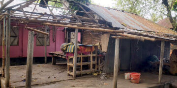 ঘরের টিন খুলে নিলো পাওনাদার, পা জড়িয়ে ধরে ও রক্ষা মেলেনি