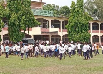প্রাইভেট পড়াতে রাজি না হওয়ায় শিক্ষকের ওপর হামলা, পুলিশের গাড়ি ভাঙচুর