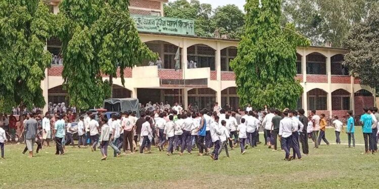 প্রাইভেট পড়াতে রাজি না হওয়ায় শিক্ষকের ওপর হামলা, পুলিশের গাড়ি ভাঙচুর