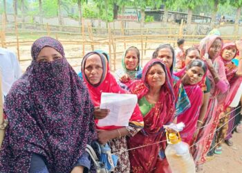 পুরুষ সদস্যদের কাজের চাপ কমাতে এবার তেলের লাইনে নারীরা