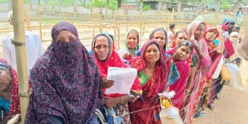 পুরুষ সদস্যদের কাজের চাপ কমাতে এবার তেলের লাইনে নারীরা