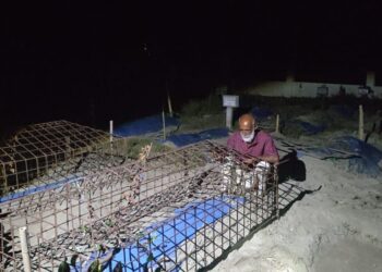 লাশ চুরির শঙ্কায় ছেলের কবর পাহারা দিচ্ছেন বাবা