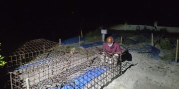 লাশ চুরির শঙ্কায় ছেলের কবর পাহারা দিচ্ছেন বাবা