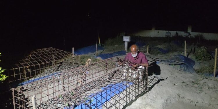 লাশ চুরির শঙ্কায় ছেলের কবর পাহারা দিচ্ছেন বাবা