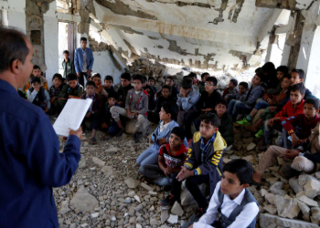 ইয়েমেনের শিক্ষকরা চরম সংকটে: বেতন ভেঙে পড়ায় জীবিকা টিকিয়ে রাখা কঠিন