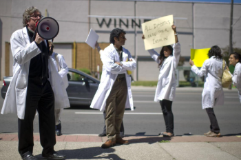 শরণার্থী স্বাস্থ্যসেবায় কাটছাঁটের পরিকল্পনা বাতিলের দাবি, কানাডাজুড়ে প্রতিবাদ