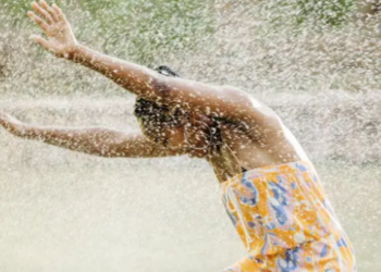 বৃষ্টিতে ভেজার চার উপকারিতা, বলছেন গবেষকরা