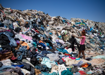 পুনর্ব্যবহৃত পোশাকের গন্তব্য আতাকামা মরুভূমি: পরিবেশে বাড়ছে নতুন সংকট