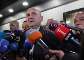 বুলগেরিয়ার নির্বাচনে রাদেভের জয়, স্থিতিশীল সরকার নিয়ে আশাবাদ