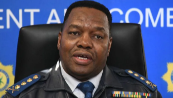 বিতর্কিত স্বাস্থ্য চুক্তি নিয়ে দায়িত্বে অবহেলার অভিযোগে দক্ষিণ আফ্রিকার পুলিশ প্রধানের বিরুদ্ধে মামলা