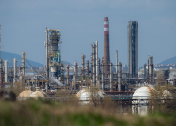 ইউক্রেন হয়ে রাশিয়ার তেল সরবরাহ পুনরায় চালু, খুলছে ৯০ বিলিয়ন ইউরোর ঋণের পথ