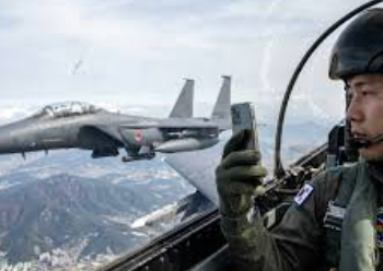 ছবি তুলতে গিয়ে আকাশে সংঘর্ষে জড়ায় দক্ষিণ কোরিয়ার যুদ্ধবিমান