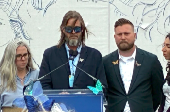 জিউফ্রে স্মরণে আবেগঘন প্রহর, যুক্তরাষ্ট্র সফরের আগে রাজাকে ঘিরে বিতর্ক