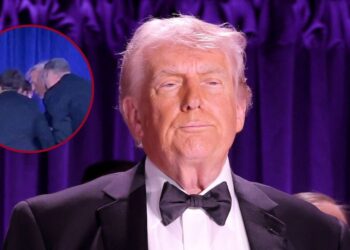 লুকাতে গিয়ে হুমড়ি খেয়ে পড়ে যান ট্রাম্প