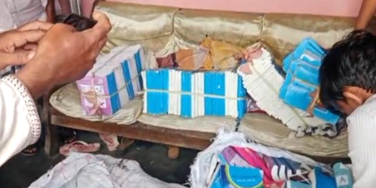 সুনামগঞ্জে ৩০০ কেজি সরকারি বই পাচারের অভিযোগে মাদরাসার দফতরি আটক