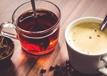 সকালে খালি পেটে চা নাকি কফি, কোনটি পান করবেন