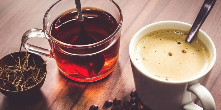 সকালে খালি পেটে চা নাকি কফি, কোনটি পান করবেন