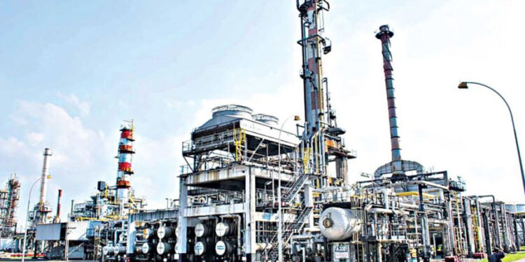 কাঁচামালের অভাবে বন্ধ হচ্ছে ইস্টার্ন রিফাইনারি: ৫৭ বছরে প্রথমবার উৎপাদন বিরতি
