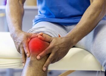 কম বয়সেই বাড়ছে হাঁটু ব্যথা, সমাধানে ৫ কার্যকরী কৌশল