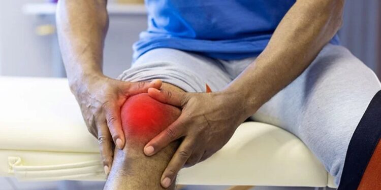 কম বয়সেই বাড়ছে হাঁটু ব্যথা, সমাধানে ৫ কার্যকরী কৌশল