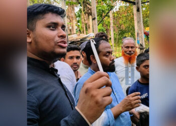 লোডশেডিংয়ের প্রতিবাদে মোমবাতি বিতরণ করলেন হাসনাত আবদুল্লাহ