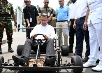 শিক্ষার্থীর তৈরি রেসিং কার চালিয়ে উৎসাহ দিলেন প্রধানমন্ত্রী