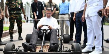 শিক্ষার্থীর তৈরি রেসিং কার চালিয়ে উৎসাহ দিলেন প্রধানমন্ত্রী