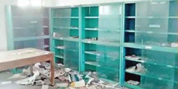 সরাইল সরকারি পাবলিক লাইব্রেরিটি এখন রাতের আধারে মাদকসেবী আর চোরের আড্ডা খানা