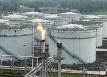 দেশীয় কোম্পানির ট্যাংকারে উপচে পড়ছে পেট্রোল-অকটেন, নিচ্ছে না সরকার