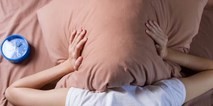 ঘুমের অভাবে অবসাদগ্রস্ত লাগে? জানুন দেহে কিসের ঘাটতি