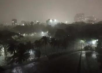 রাতের মধ্যেই ঢাকায় ৫০ কিমি বেগে ঝড়ো বাতাসের আভাস