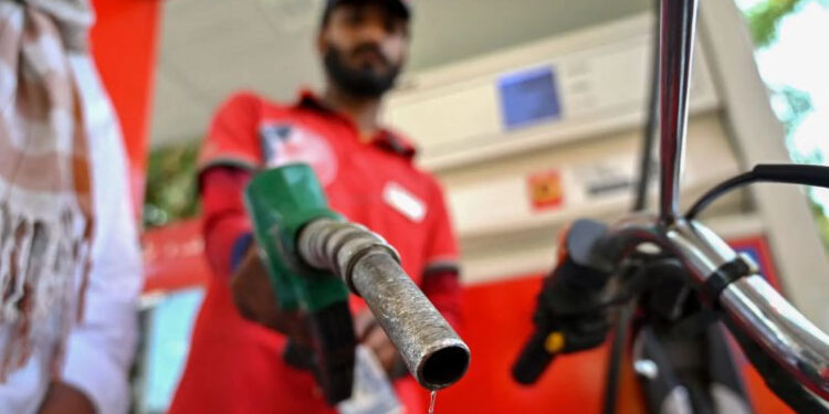 পাকিস্তানে ফের বাড়ল জ্বালানি তেলের দাম, দিশেহারা সাধারণ মানুষ
