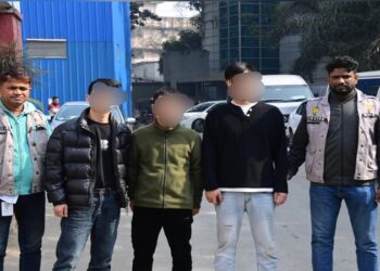 উত্তরায় বিপুল পরিমাণ চোরাই মোবাইল জব্দ, ২ চীনা নাগরিকসহ গ্রেপ্তার ৩