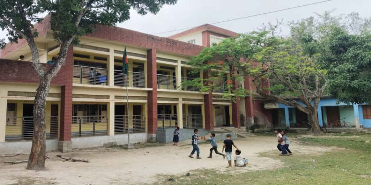 শিক্ষক সংকটে ধুঁকছে বেনীপুর সরকারি প্রাথমিক বিদ্যালয়, ব্যাহত পাঠদান