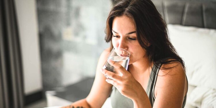 সকালে খালি পেটে পানি পান শরীরের জন্য কতটা উপকারী?